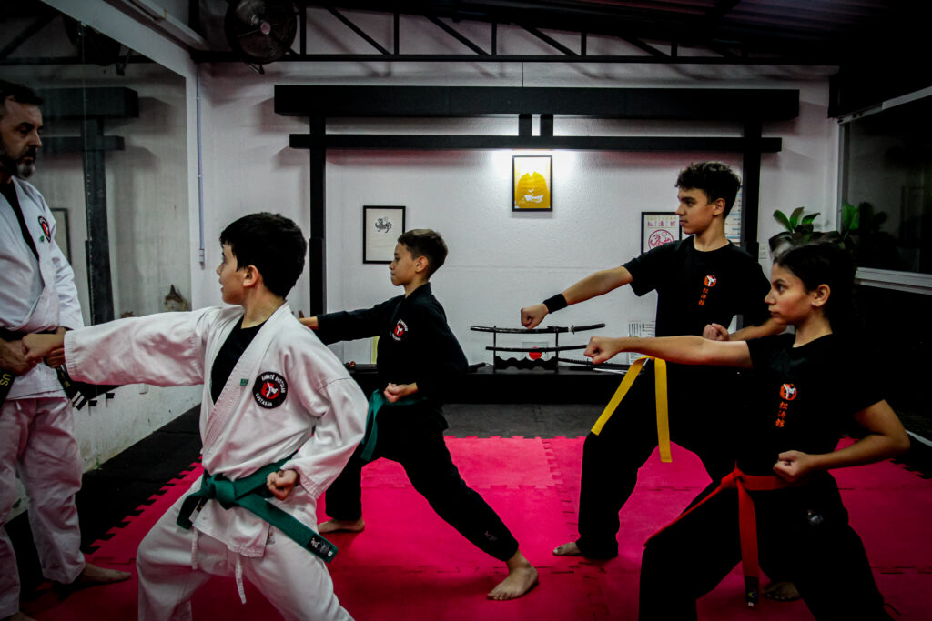 Criança com faixa branca no karate infantil em Curitiba