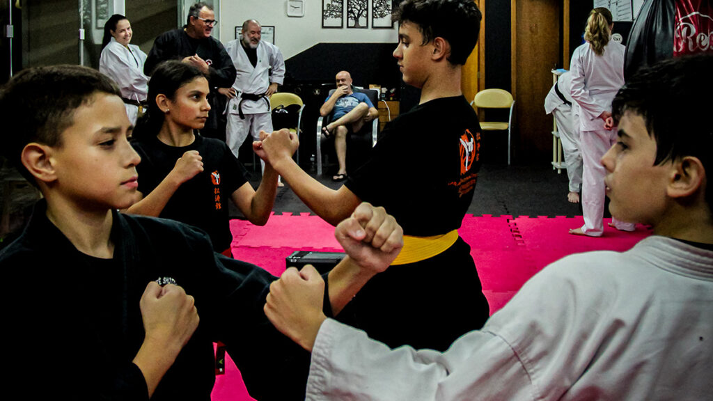 Criança com faixa branca no karate infantil em Curitiba