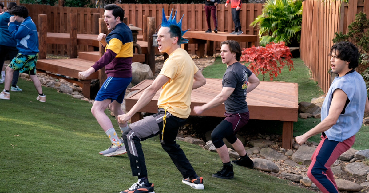 Cena da série Cobra Kai mostrando treino de karatê